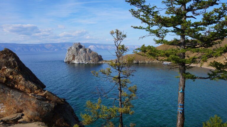 Байкал. Бурхан. Скала Шаманка