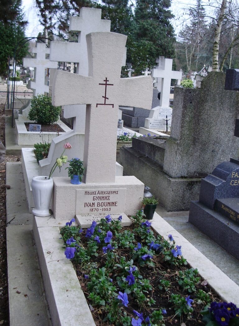 Белый кот кладбища Сент-Женевьев-де-Буа